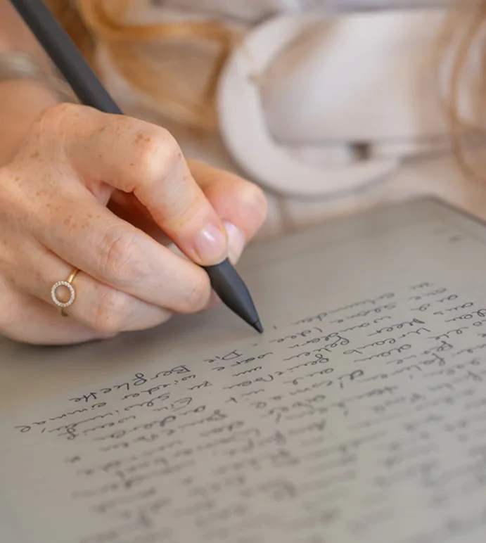 Sarah Mai-Gräfling macht handschriftliche Notizen.